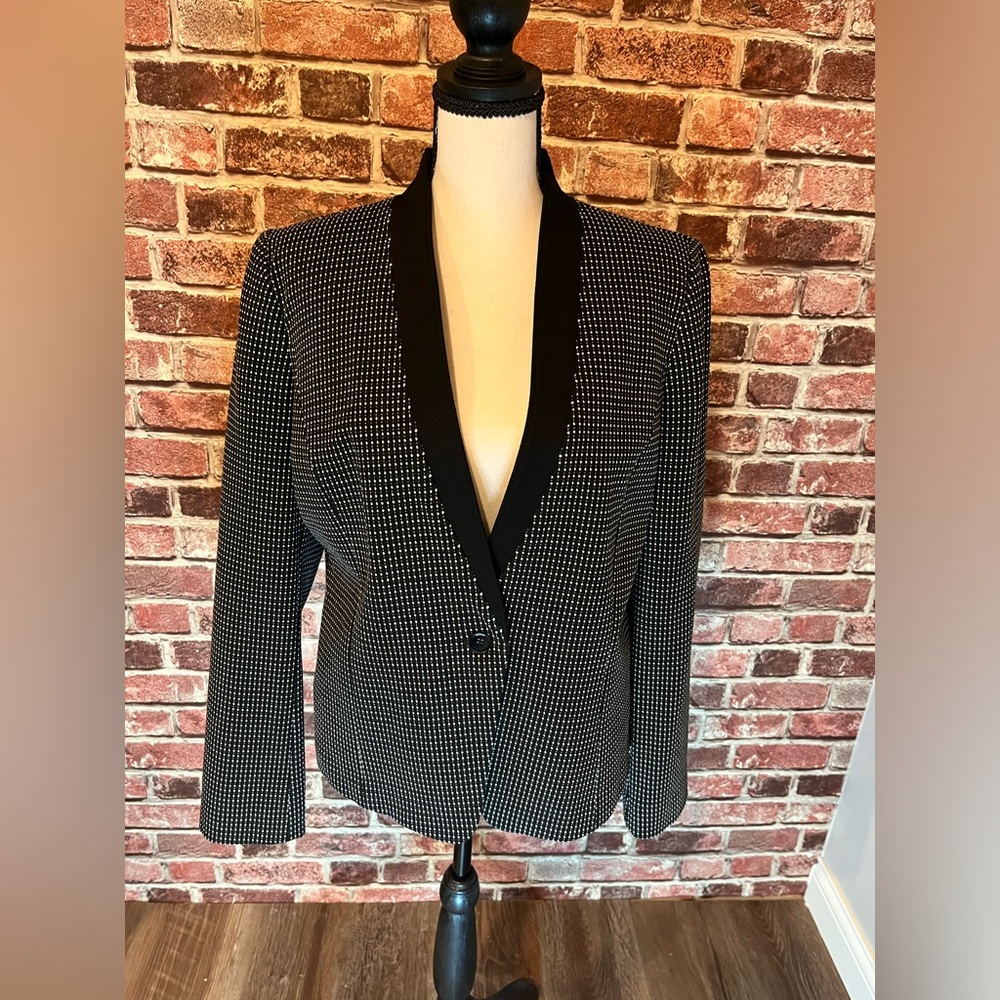 Beautiful timeless black and white blazer from WHBM size 10